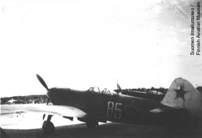Hankaluuksia uhmaten salaa kuvattu Yak-9 -hävittäjä Malmilla valvontakomission päivinä.